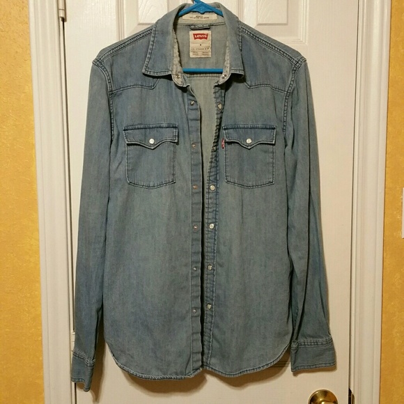 Levi's Other - Levis chambray pearl snap Mens M